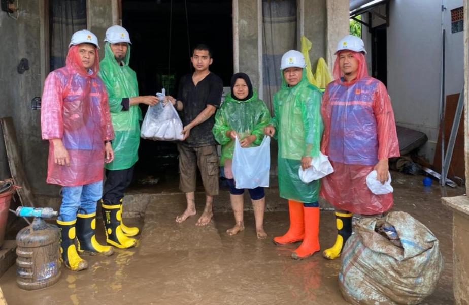 YBM PLN UP3 Padang Salurkan Bantuan Bagi Rakyat Terdampak Banjir Padang
